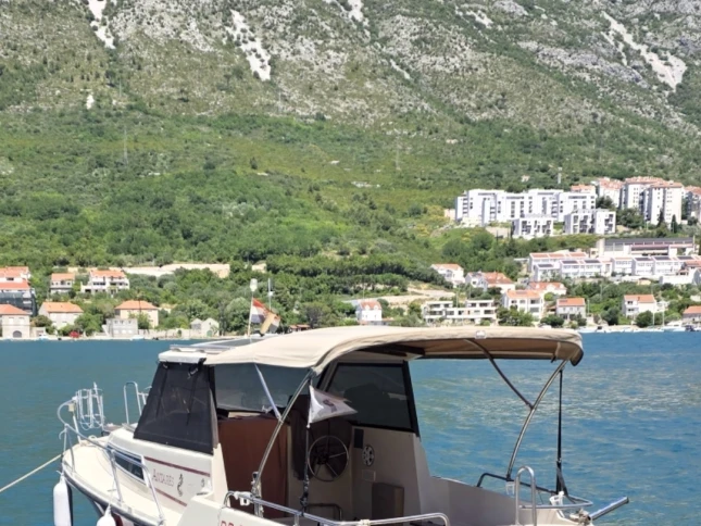 Pronajmout Motorová loď se skipperem či ne Bénéteau v Dubrovník