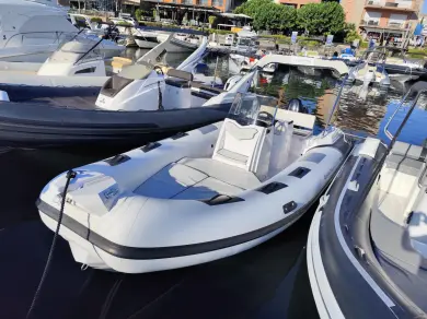 Polotuhá loď k pronájmu v Porto-Vecchio za nejlepší cenu