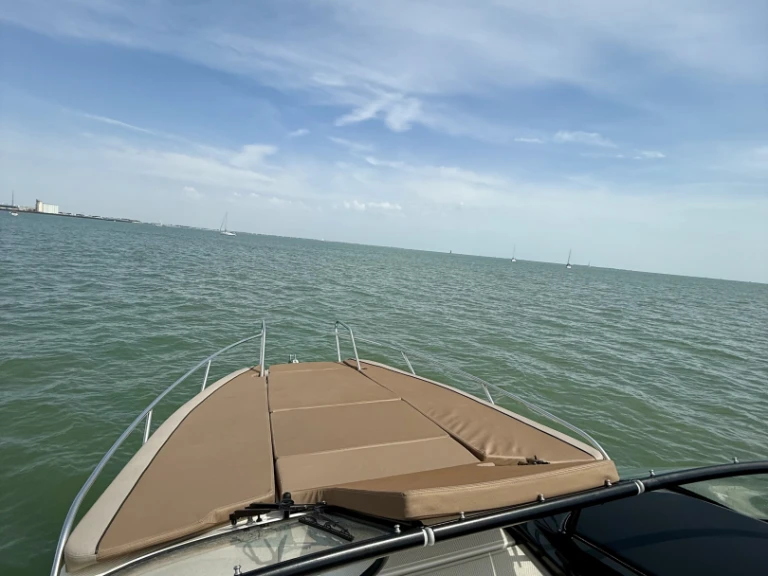 Quicksilver Activ 805 Cruiser jednotlivci a charterové společnosti v La Rochelle
