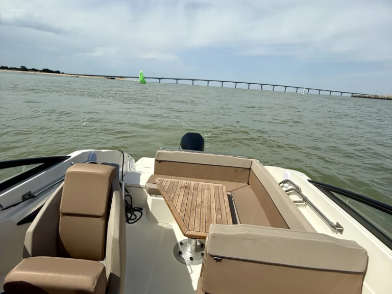 Pronájem lodi La Rochelle lákavé ceny Activ 805 Cruiser