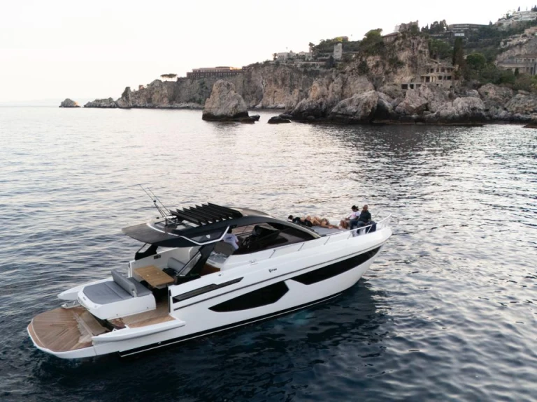 Pronajmout si FIM REGINA 440 v Giardini-Naxos