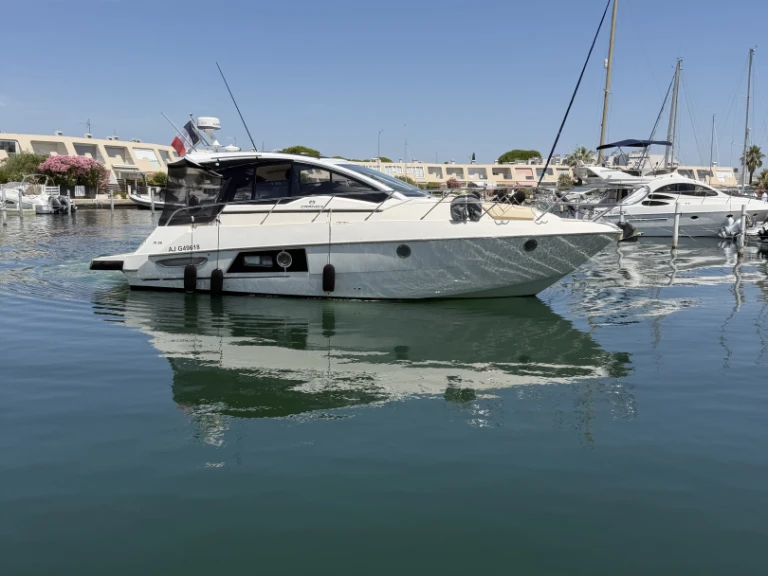 Pronájem lodi Cranchi M 38 Hard Top v Le Grau-du-Roi na Samboatu