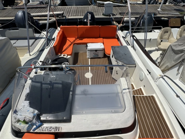 Quicksilver Activ 755 Sundeck jednotlivci a charterové společnosti v Marseille