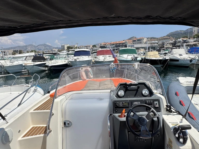 Pronájem lodi Marseille lákavé ceny Activ 755 Sundeck