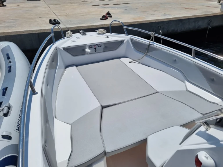 Pronájem Motorová loď Trimarchi s licencí