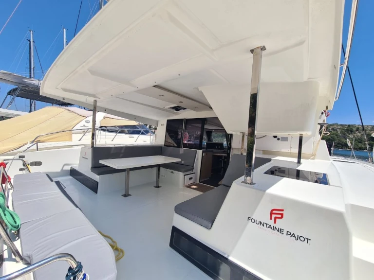 Pronajmout si Fountaine Pajot Lucia 40 v Zaton