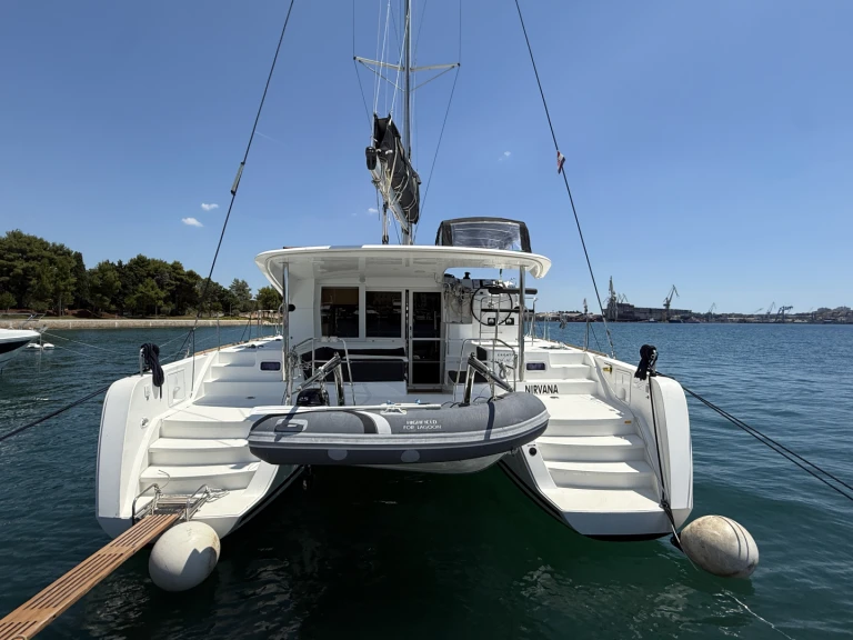 Pronajmout Katamarán se skipperem či ne Lagoon v Pula