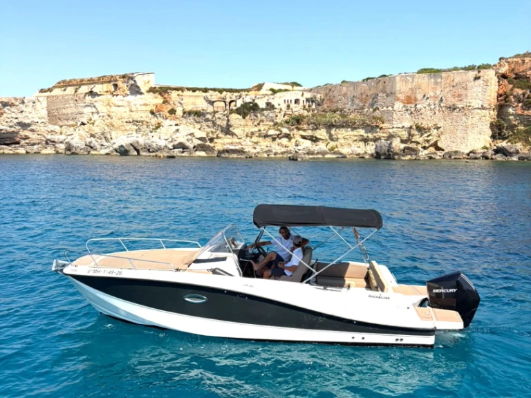 Quicksilver Activ 755 Sundeck jednotlivci a charterové společnosti v Mahon Port