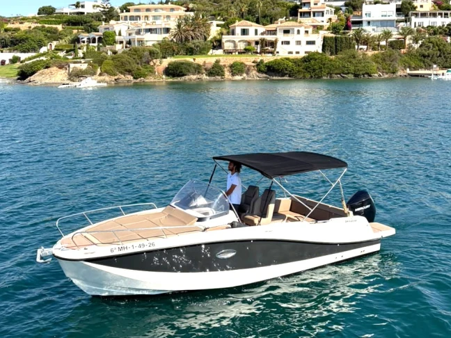 Pronájem lodi Quicksilver Activ 755 Sundeck v Mahon Port na Samboatu
