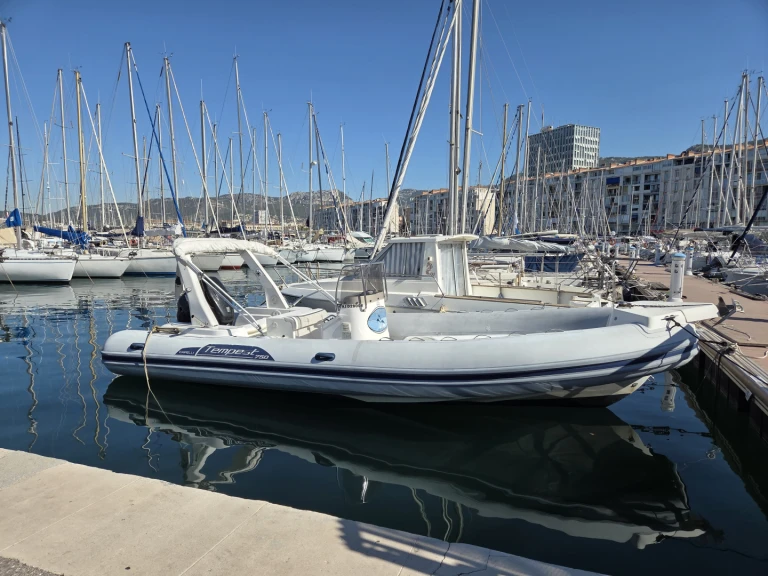 Polotuhá loď k pronájmu v Toulon za nejlepší cenu