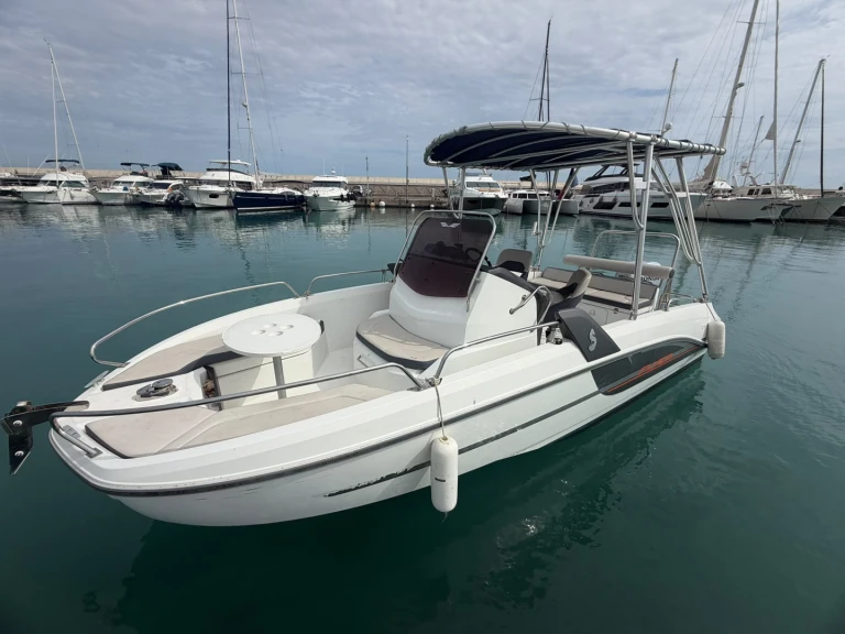 Bénéteau Flyer 6.6 SPACEdeck jednotlivci a charterové společnosti v Saint-Laurent-du-Var