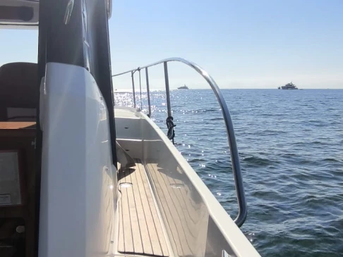 Pronajmout Motorová loď se skipperem či ne Bénéteau v Villefranche-sur-Mer
