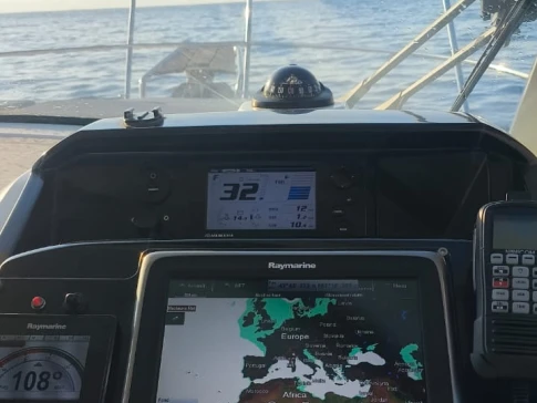 Pronájem Motorová loď Bénéteau s licencí