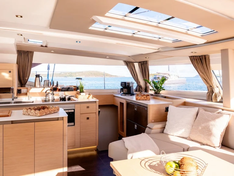 Pronájem lodi Cannes lákavé ceny Aura 51