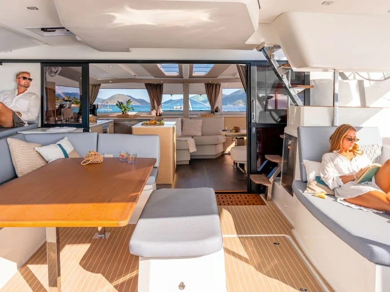 Pronajmout si Fountaine Pajot Aura 51 v Cannes