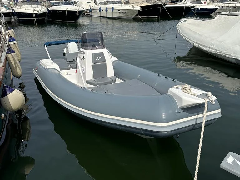 Pronájem Polotuhá loď Panamera Yacht s licencí