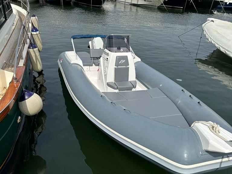 Panamera Yacht PY60 jednotlivci a charterové společnosti v Porto di Mergellina