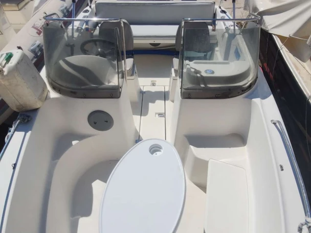 Quicksilver Activ 505 Open jednotlivci a charterové společnosti v L'Estaque