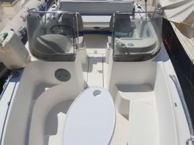 Quicksilver Activ 505 Open jednotlivci a charterové společnosti v L'Estaque