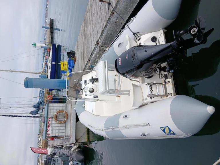 Pronajmout Polotuhá loď se skipperem či ne Zodiac v Port-Louis