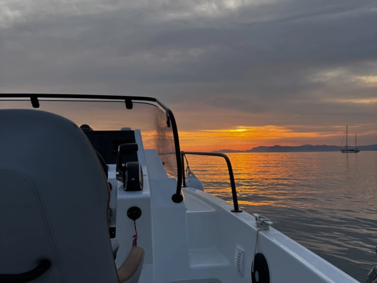 Pronajmout Motorová loď se skipperem či ne Bénéteau v Sanary-sur-Mer