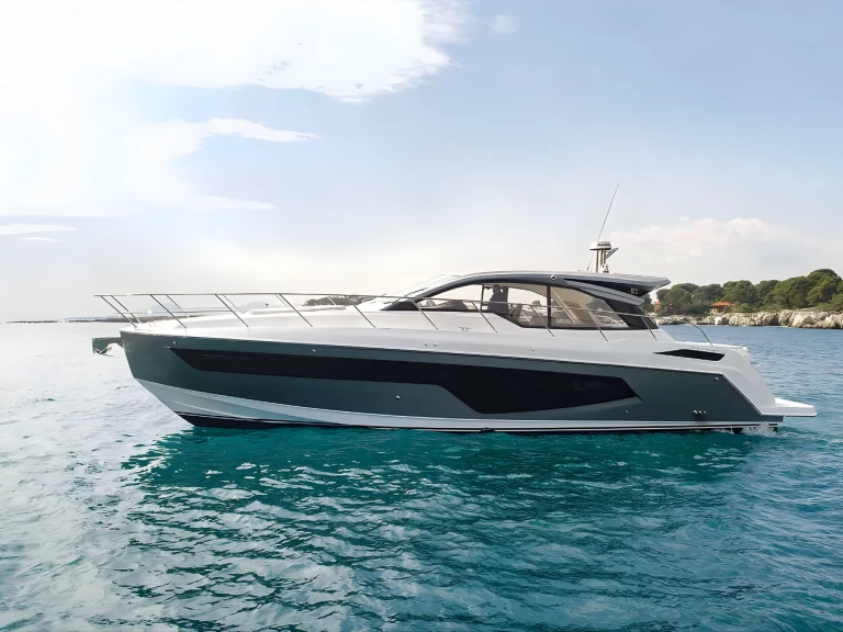 Pronájem Motorová loď Azimut s licencí