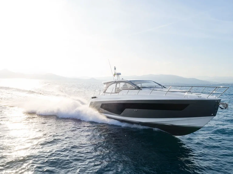 Azimut Azimut 51 jednotlivci a charterové společnosti v Palaio Faliro