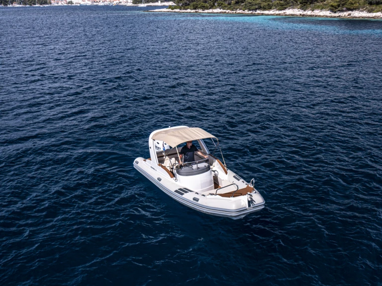 Aquamax B 23 F jednotlivci a charterové společnosti v Hvar 