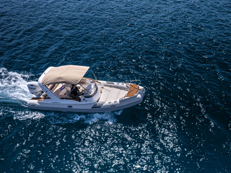 Aquamax B 23 F jednotlivci a charterové společnosti v Hvar 
