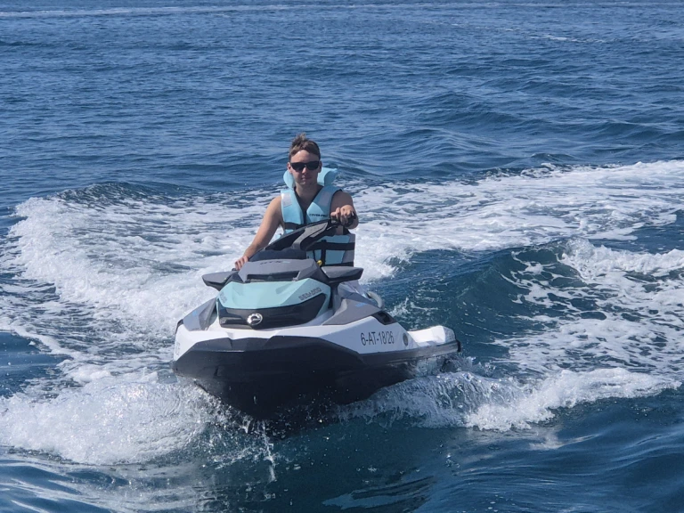 Pronájem Vodní skútr Sea-Doo s licencí