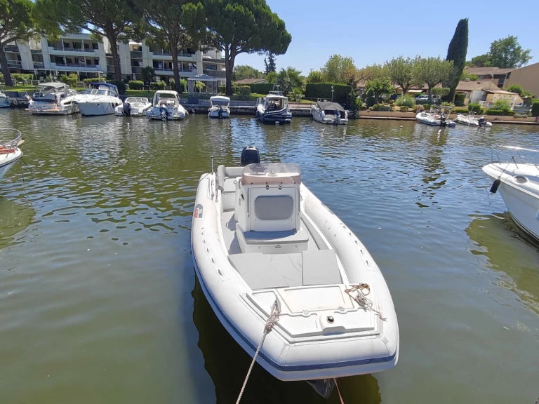 Pronajmout si Selva Selva D840 Exclusive v Port de Cannes Marina