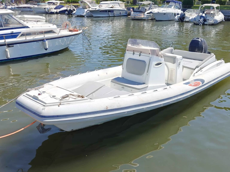 Polotuhá loď k pronájmu v Port de Cannes Marina za nejlepší cenu