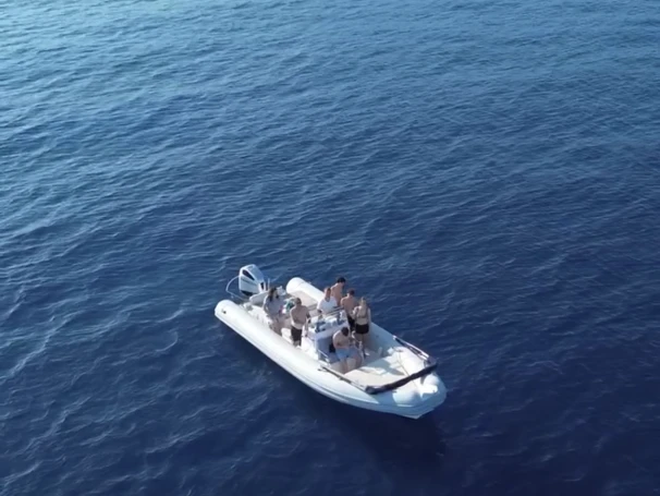 Pronájem Polotuhá loď Joker Boat s licencí