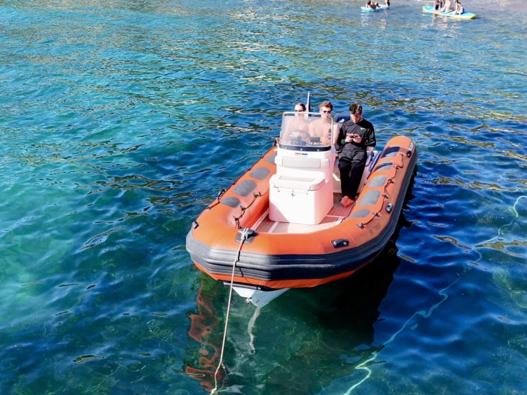 Pronajmout si Valiant V 620 Sport v Roses