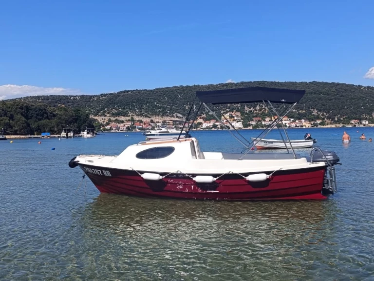 Adria 500 Cabin jednotlivci a charterové společnosti v Supetarska Draga