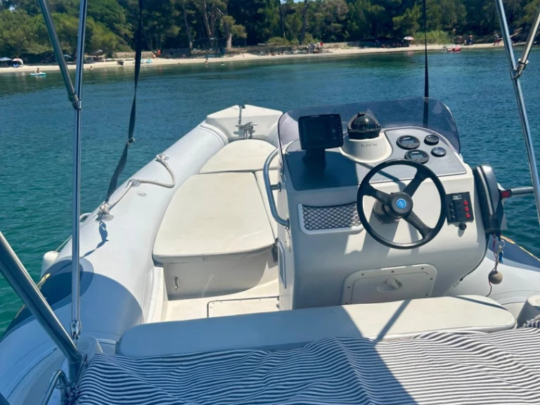 Polotuhá loď k pronájmu v Hyeres za nejlepší cenu