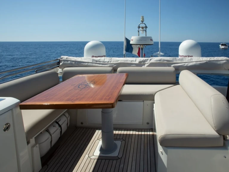 Prestige Yachts 630s jednotlivci a charterové společnosti v Saint Raphael