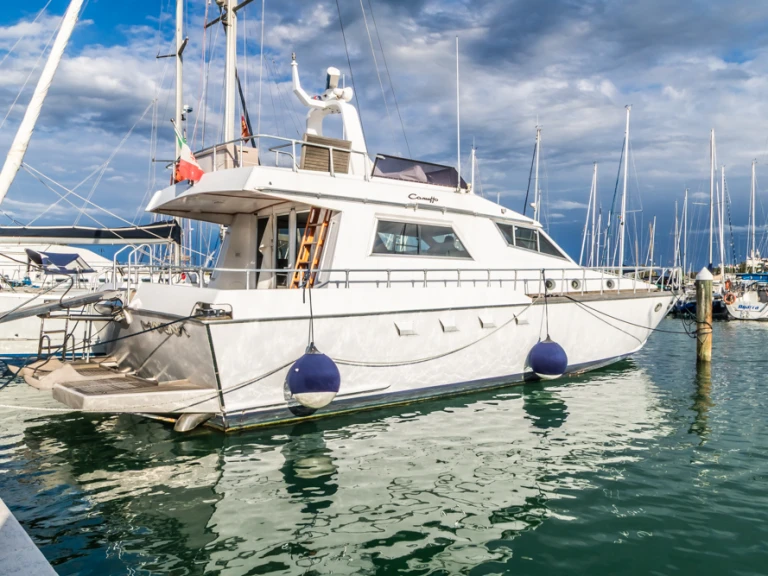 Camuffo C52 jednotlivci a charterové společnosti v Marina di Pisa