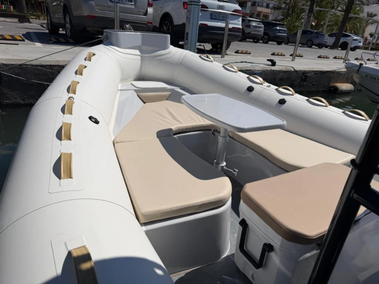 Pronájem Polotuhá loď v Alcudia -Zodiac Hurricane 733