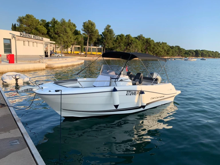 Pronajmout si Jeanneau Cap Camarat 6.5 CC v Pula