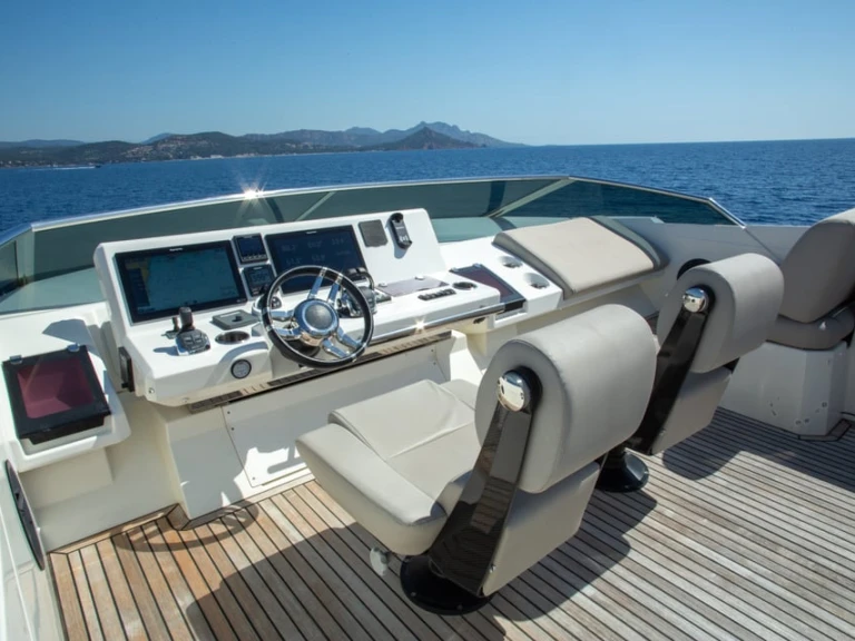 Pronajmout Motorová loď se skipperem či ne Prestige v Cannes