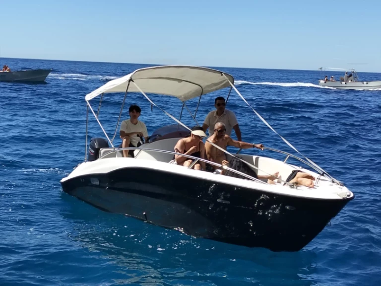 Pronajmout si Clear Marine Aries Open v Sorrento