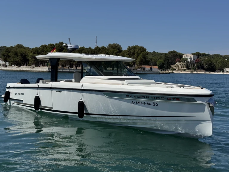 Pronájem lodi Mahon Port lákavé ceny SAXDOR 400 GTS