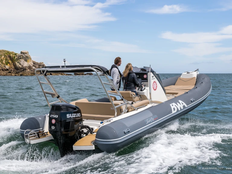Polotuhá loď k pronájmu v La Trinité-sur-Mer za nejlepší cenu
