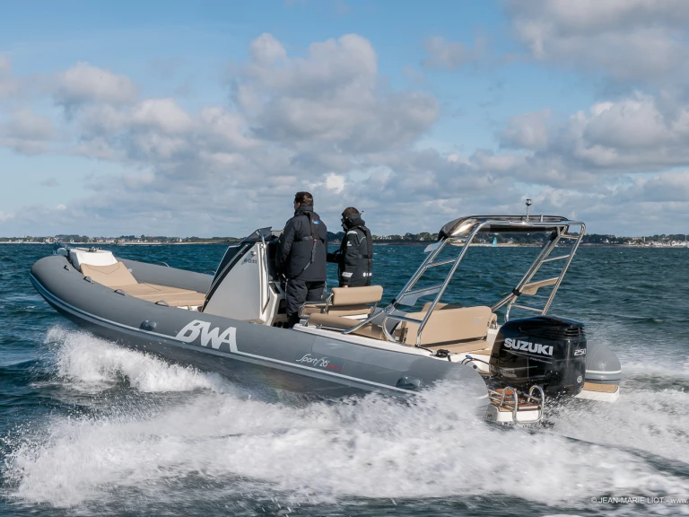 Pronájem Polotuhá loď v La Trinité-sur-Mer -Bwa Sport 26 GTO
