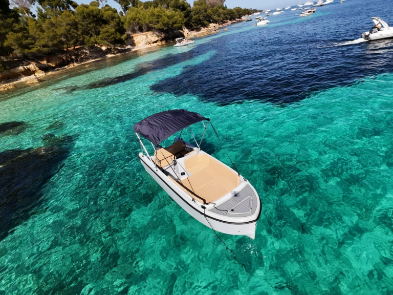 Pronájem lodi Poseidon BlueWater 170 v Mandelieu-la-Napoule na Samboatu