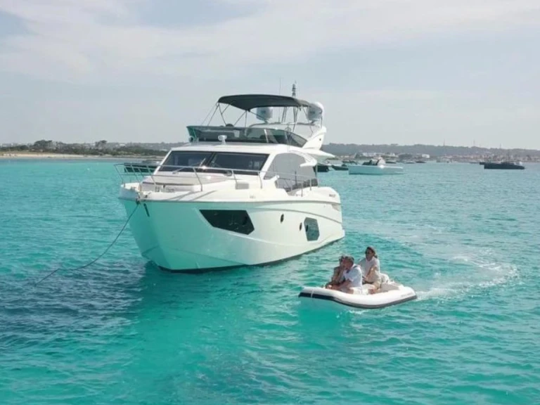 Pronájem Motorová loď Absolute Yachts s licencí