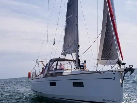 Pronájem lodi Bénéteau Oceanis 38.1 v Les Sables-d'Olonne na Samboatu