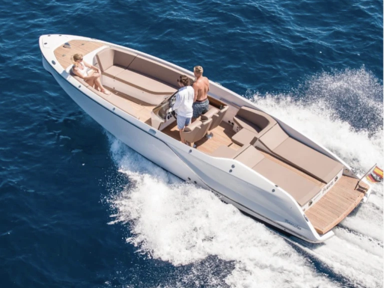 Frauscher 858 fantom Air jednotlivci a charterové společnosti v Port Adriano
