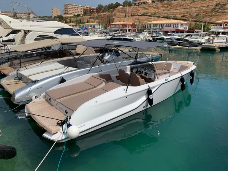 Pronájem lodi Frauscher 858 fantom Air v Port Adriano na Samboatu